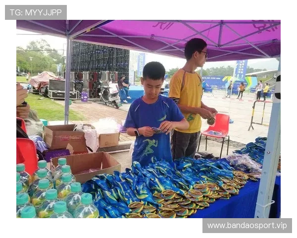 12岁男孩跑完半马仅用七十七分钟网友提醒勿急着夸后隐患需关注