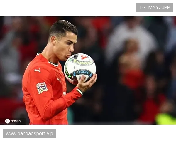 现场实拍葡萄牙众将以C罗为核心围拢庆祝欧国联夺冠荣耀时刻